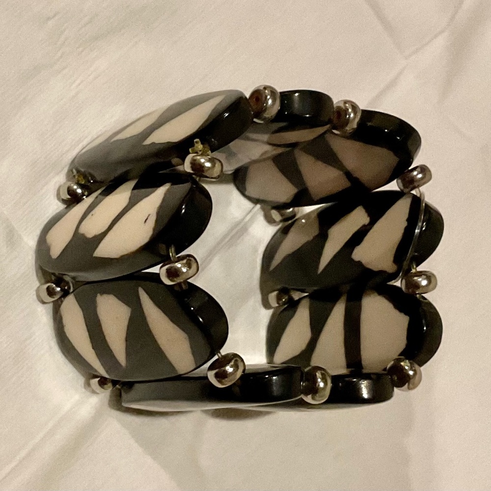 BOLD & STRETCHY BRACELET BROWN WHITE  PERFECT FOR SEASON NEW WITH TAG